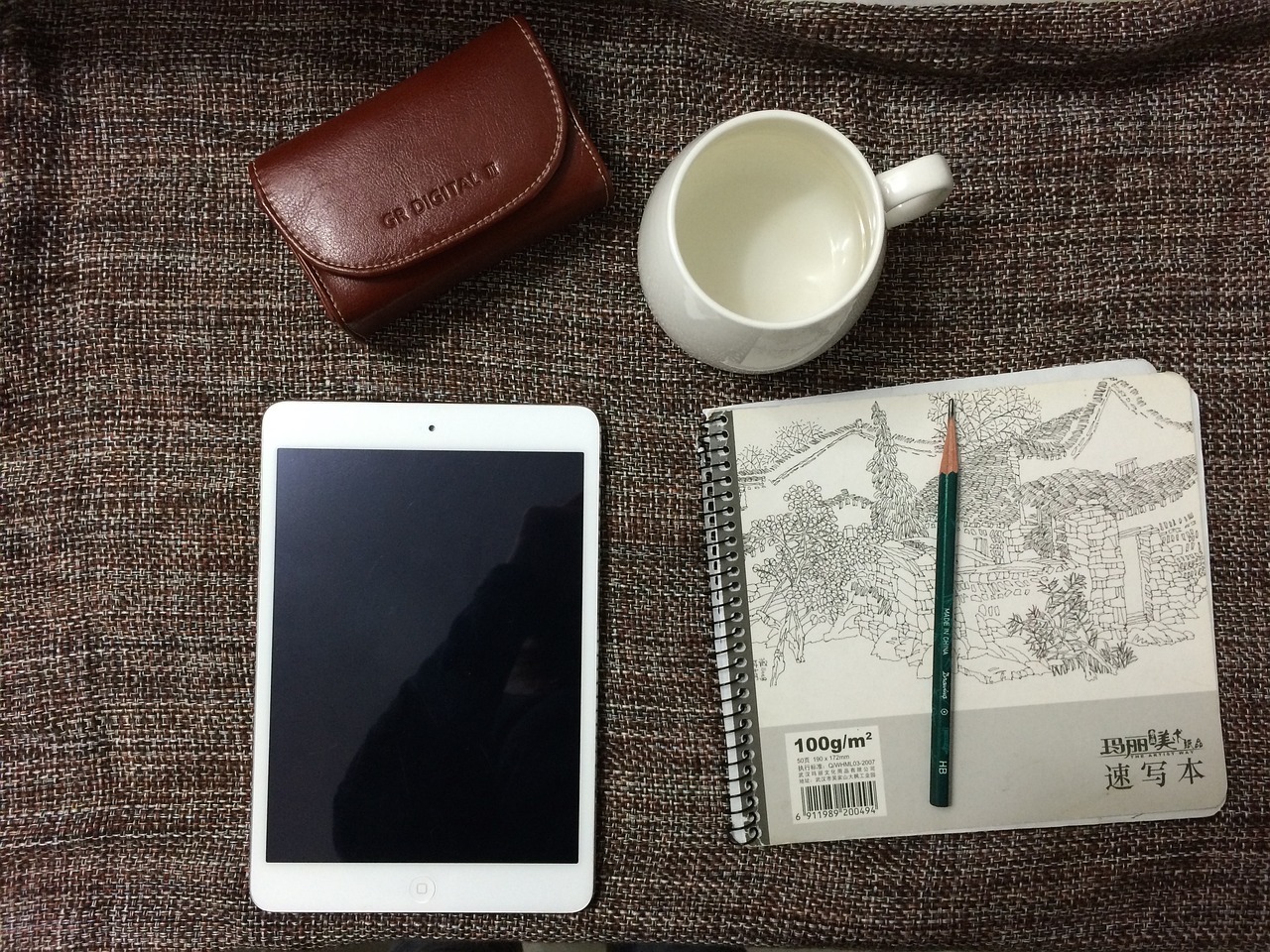 五月惊喜！全新升级苹果iPad Pro，技术与艺术的极致融合宣传广告